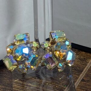 AC37 Beautiful Vintage Gold Tone Aurora Multicolored Screw Back Earrings